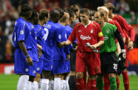 Οι ποδοσφαιριστές των Τσέλσι και Λίβερπουλ δίνουν τα χέρια πριν τη μονομαχία τους για τη φάση των ομίλων του Τσάμπιονς Λιγγκ