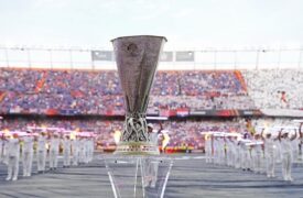Το τρόπαιο του Γιουρόπα Λιγκ με φόντο την τελετή για τον τελικό του 2022 στη Σεβίλλη