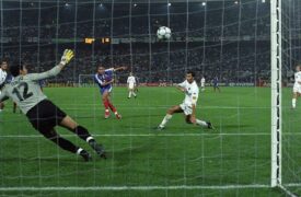 Ο Νταβίντ Τρεζεγκέ σκοράρει απέναντι στην Ιταλία και δίνει το τρόπαιο του Ευρωπαϊκού Πρωταθλήματος στη Γαλλία με το χρυσό στην κυριολεξία γκολ που πέτυχε