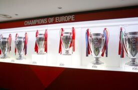 Τα έξι τρόπαια Τσάμπιονς Λιγκ που κατέκτησε η Λίβερπουλ, διαμορφωμένα στο μουσείο του συλλόγου στο Άνφιλντ