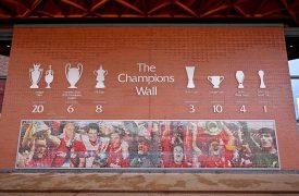 Ο τείχος των πρωταθλητών! Οι τίτλοι της Λίβερπουλ σε τοίχο έξω από το κατάστημα της ομάδας στο Άνφιλντ!