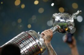 Το τρόπαιο του Κόπα Λιμπερταδόρες, τη μεγαλύτερης διοργάνωσης στη Νότιο Αμερική.