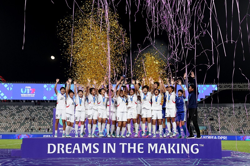 Η Βόρειος Κορέα κατά την απονομή του τροπαίου το 2022 στο Παγκόσμιο Κύπελλο Γυναικών Κάτω των 17 ετών το 2025