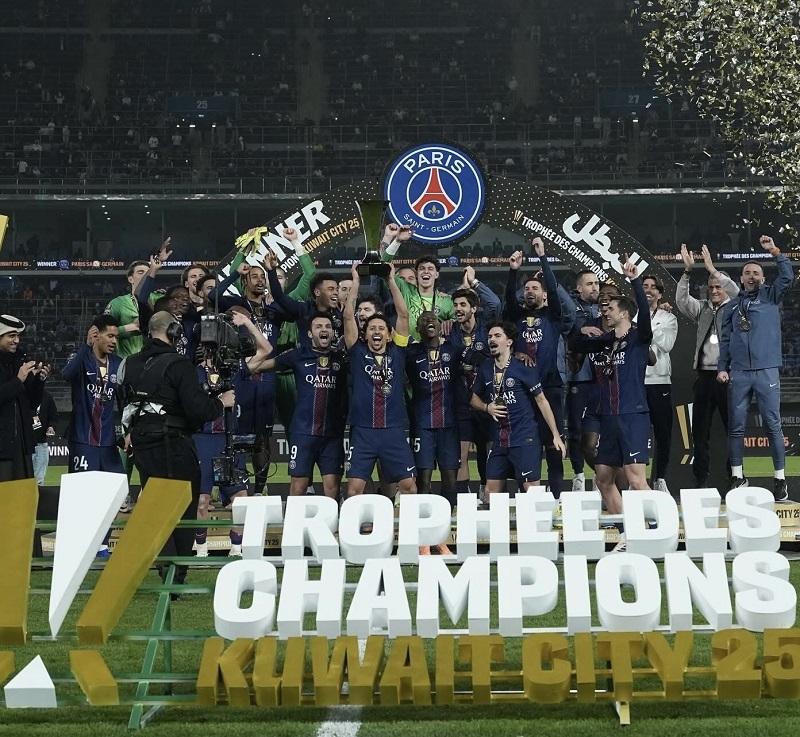 Η Παρί Σεν Ζερμέν κατά την απονομή του Σούπερ Καπ Γαλλίας για τη σεζόν 2025-2026