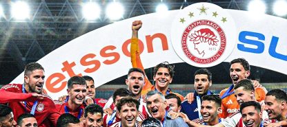 Ο Ολυμπιακός Πειραιώς κατά την απονομή του Σούπερ Καπ Ελλάδας της σεζόν 2025-2026