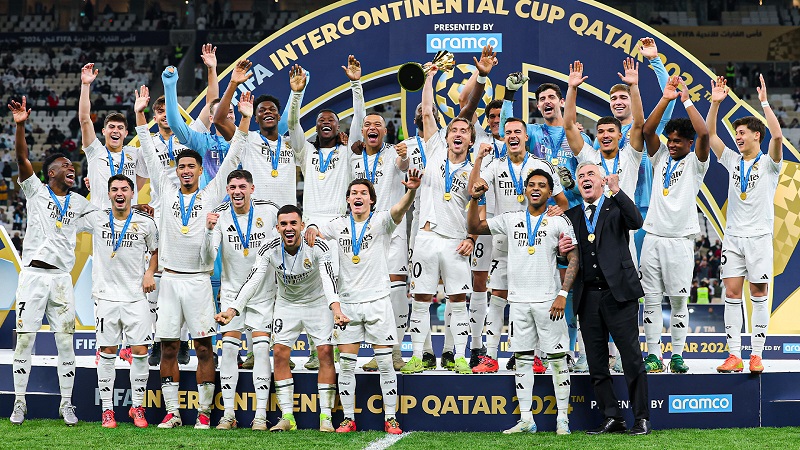 FIFA Intercontinental Cup: Μια διοργάνωση, έξι ομάδες, πέντε αγώνες, τέσσερα τρόπαια… 1 Η Ρεάλ Μαδρίτης κατά την απονομή του FIFA Intercontinental Cup το 2024