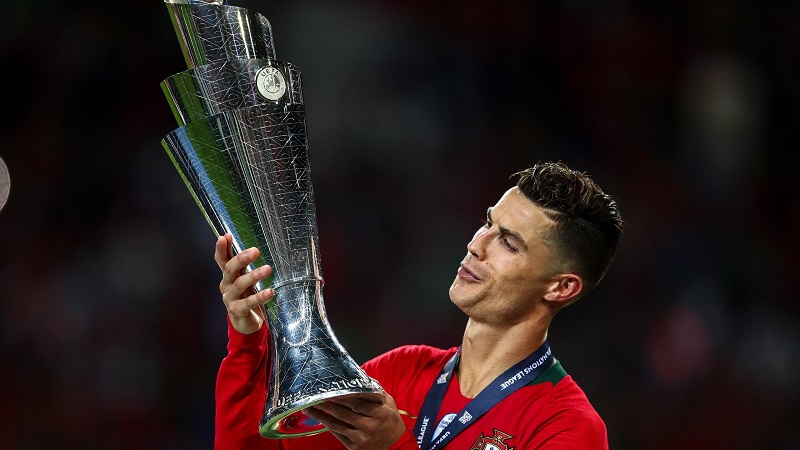 Ο Κριστιάνο Ρονάλντο με το τρόπαιο του Nations League το 2019