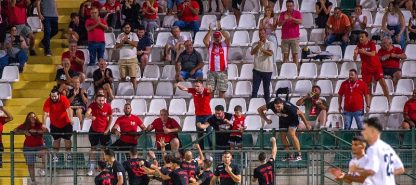 Στιγμιότυπο από τον πανηγυρισμό των παικτών της Νέας Σαλαμίνας στη νίκη επί της Δόξας
